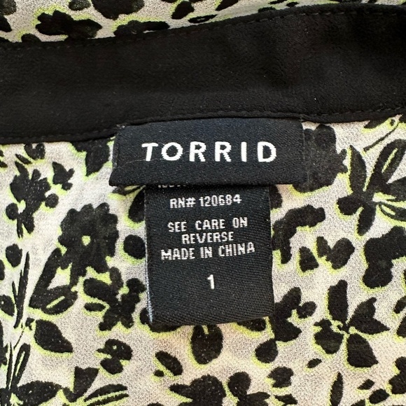 Torrid floral blouse top black white/cream and yellow SZ 1 buttons EUC - Picture 7 of 7